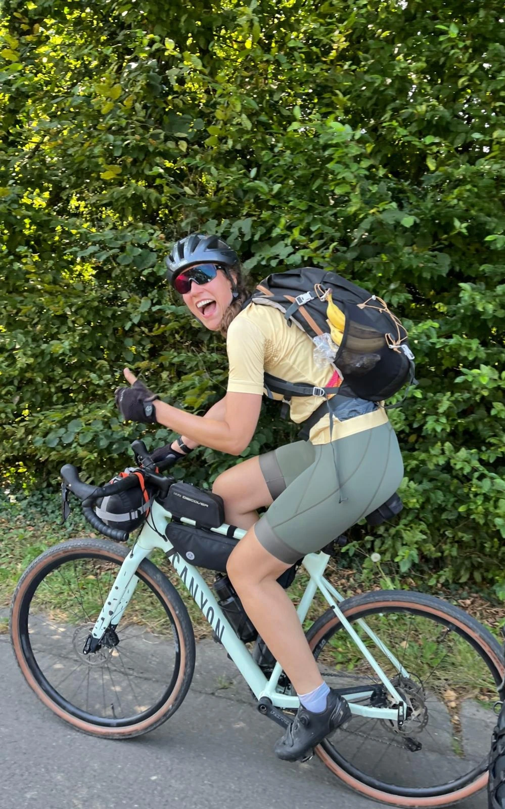 Daphne Ort op een gravelbike in de natuur